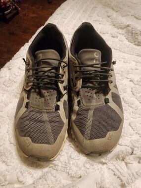 On Cloud Athletic Shoes Woman’s Size 8 Gray Swiss Engineering Running Gym